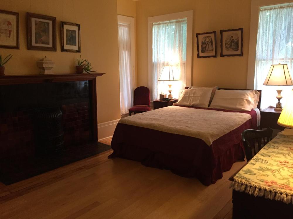 Deluxe Queen Room interior
